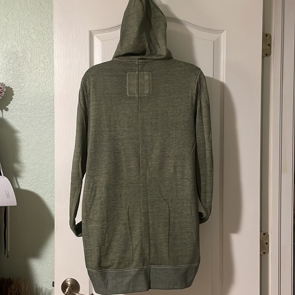 Green sweater with hoodie - Picture 2 of 3